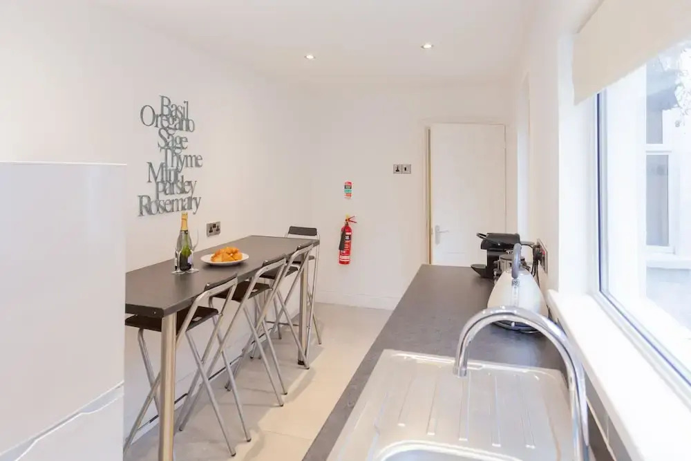 92 Templemore Ave Guest house