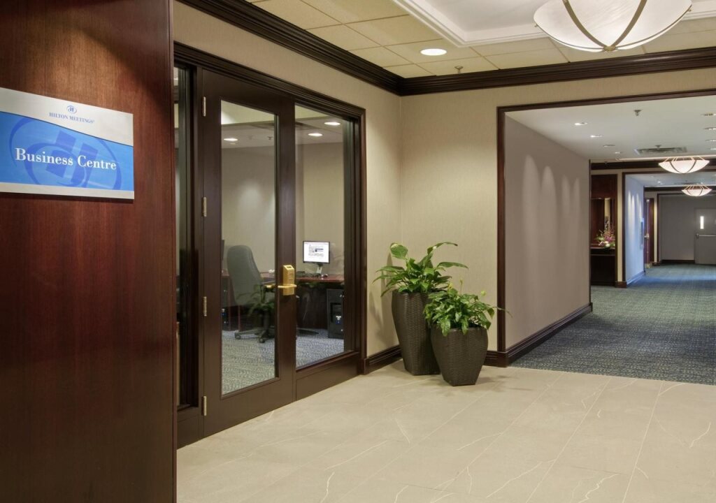 Hilton Toronto Airport Hotel & Suites