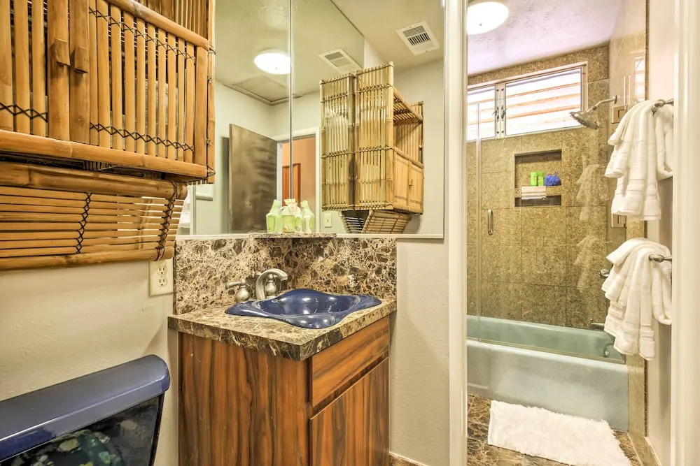 Kailua-kona Home w/ Tropical Bar: Walk to Beach!