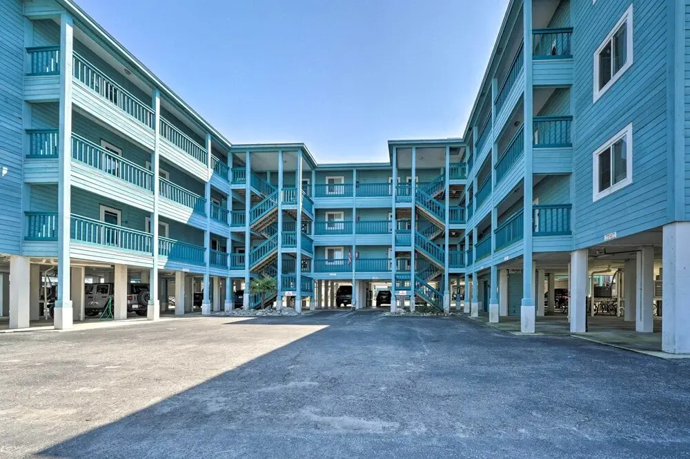 Condo w/ Balcony & Pool: Walk to 2 Beach Accesses!