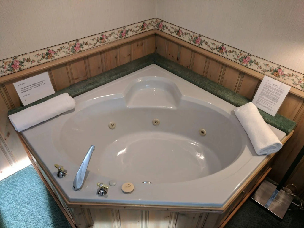 Algonquin Lakeside Inn