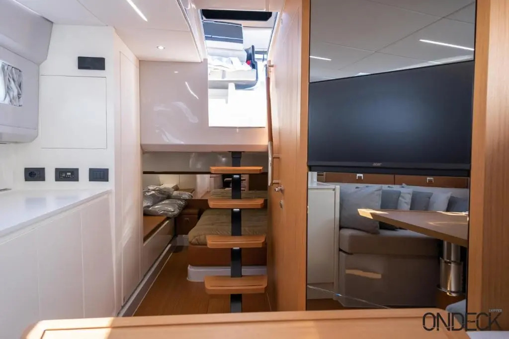 Yaloou Exclusive Yachting & More BLUEGAME 42