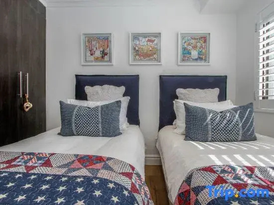 Oceanview 2BR Apt Umhlanga, Pool, Walk to Beach