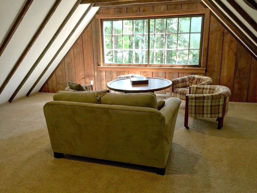 57sw - Fireplace - Wifi -  Sleeps 6 2 Bedroom Home by RedAwning