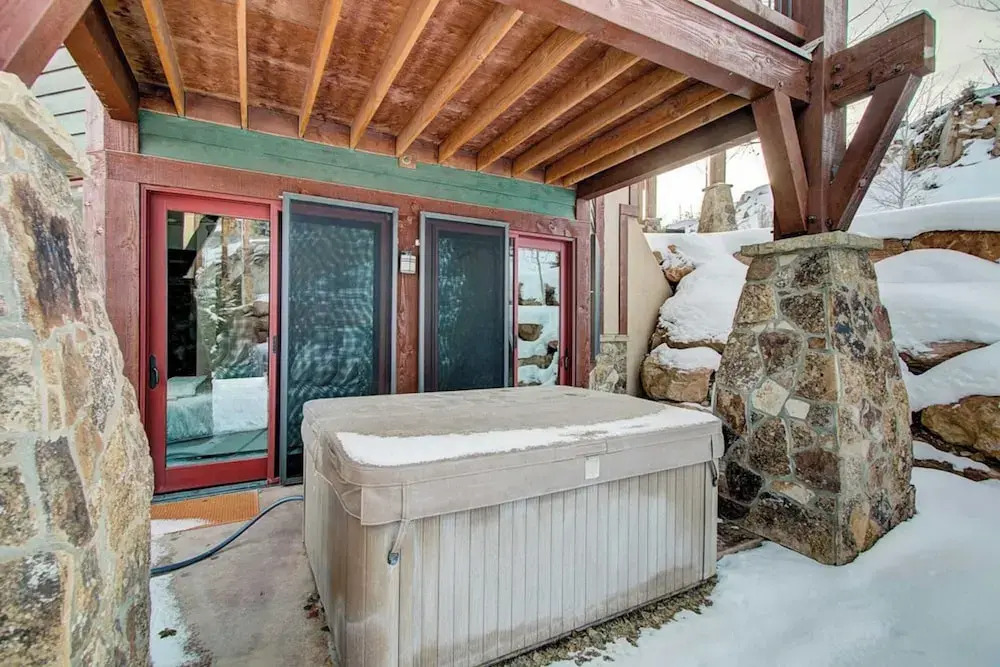 Fairway Ski and Golf Retreat by Avantstay Blocks From the Ski Lift! Beautiful Views w/ Hot Tub