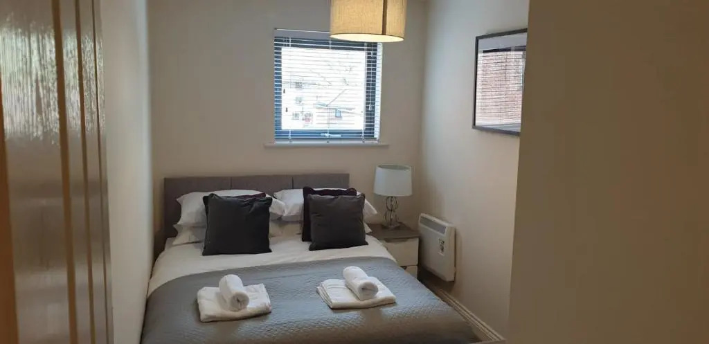 BEST PRICE!Superb City Centre 2bd Apartment, 1 Double bed, 2 Singles or Superking, Sofabed, Smart TV & FREE SECURE PARKING