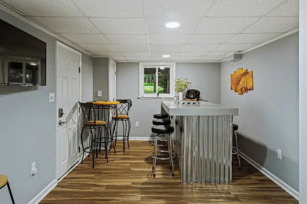 Frolic on Fern by Avantstay Enclosed Deck w/ Forest Views, Bar