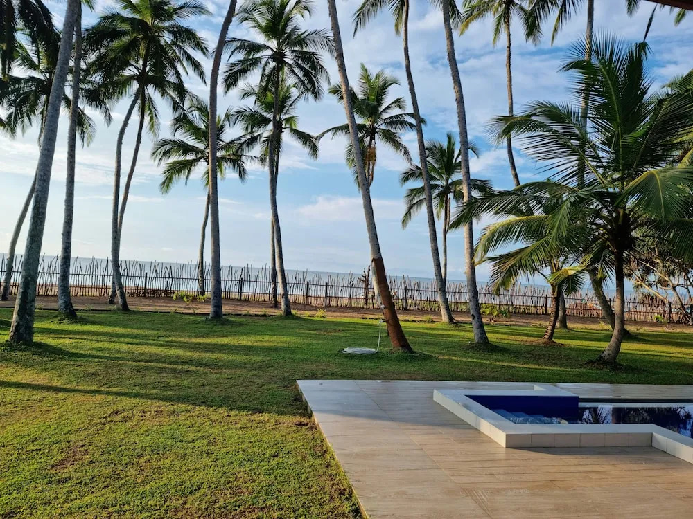 Arhimser Villa-superb 4 bedroom beachfront BB for 8 Ranna, Tangalle, pick up, serviced, taxes included