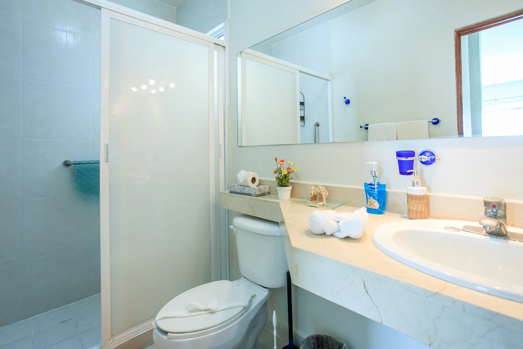 Contemporary Private 2 Br Ph Near Everything