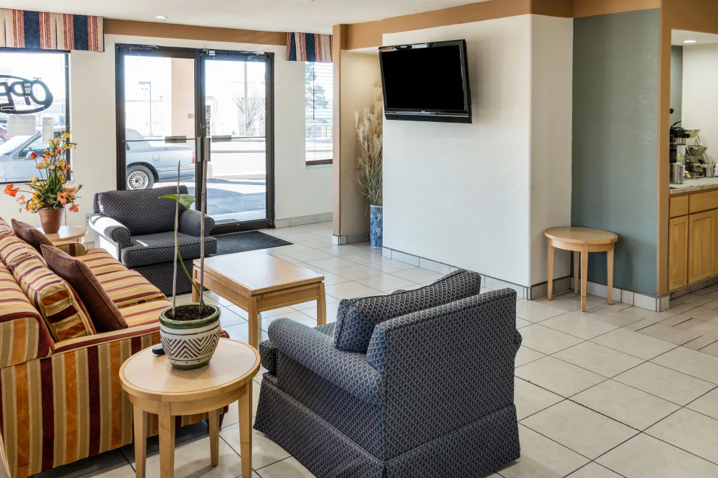 Desert Sands Inn & Suites