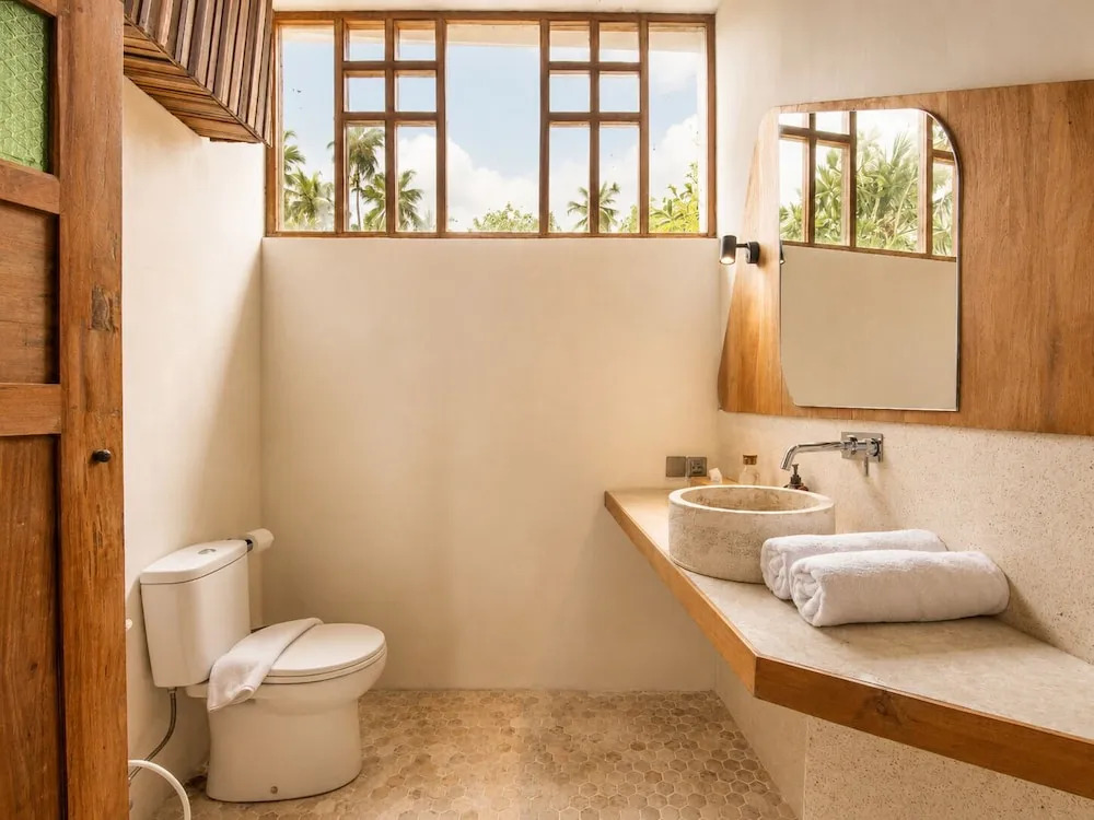 Modern 2-BR Art Deco Villa, 800m from the Beach