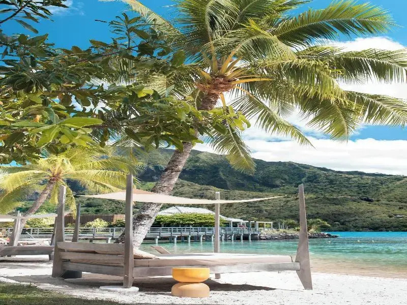 Cooks Bay Hotel & Suites