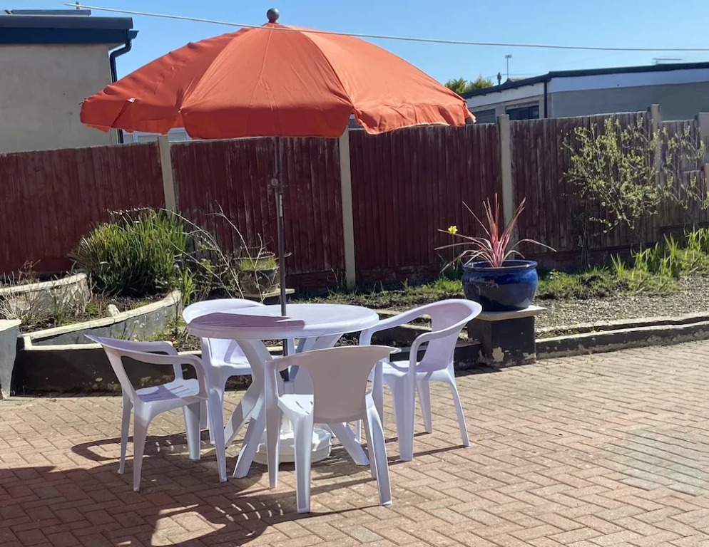 Quiet Secluded two Bedroom Bungalow With Parking