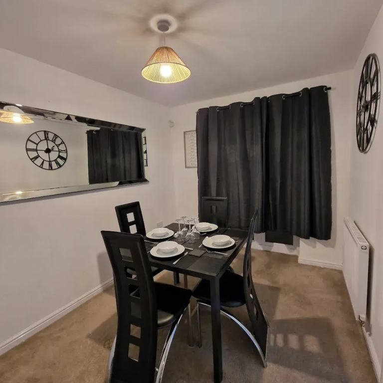 Stylish Pet Friendly 3 Bedroom House in Manchester