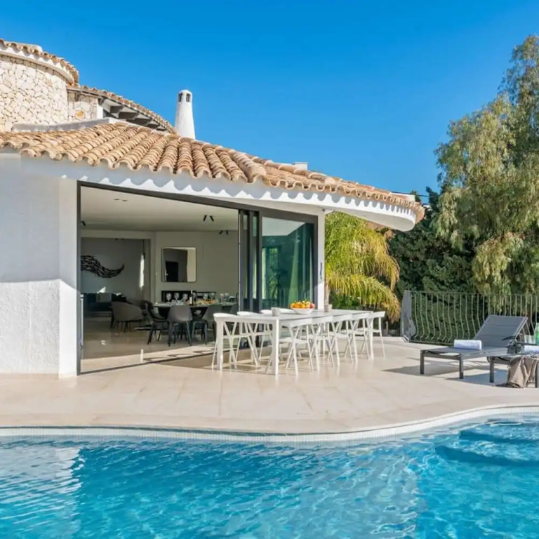 Huswell - Relax in luxury at this stunning seaside Villa