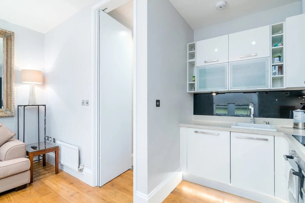 Modern 2BR Home in Dalston W/balcony, Fits 4