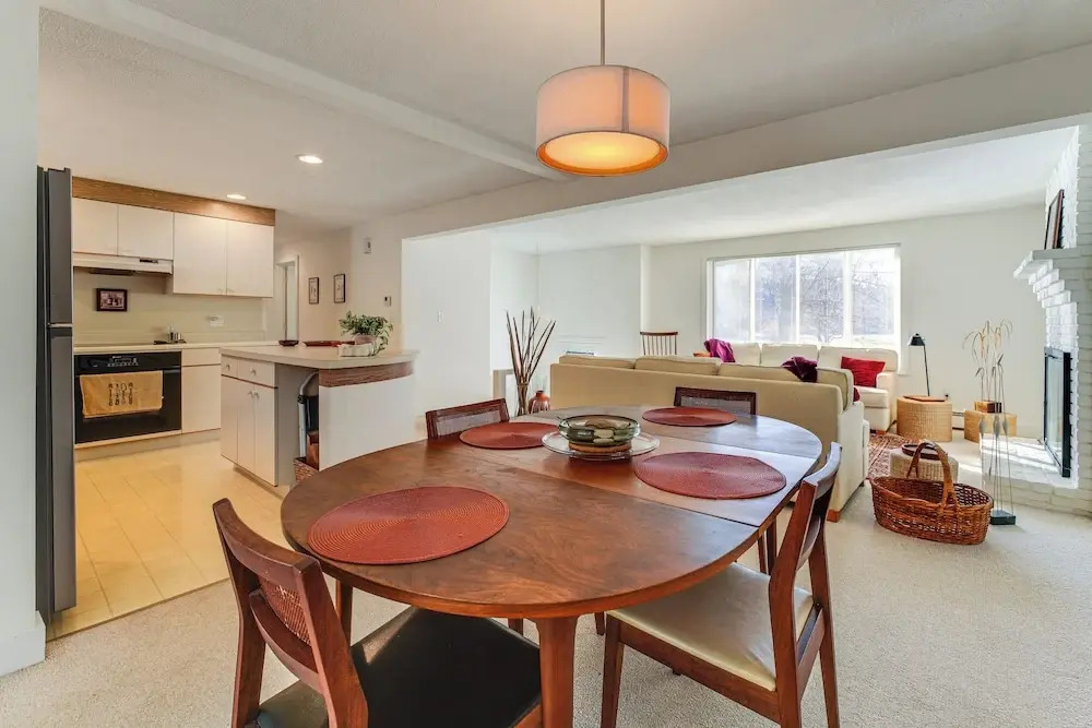 1 Mi to Maine Street! Mcm-style Home in Brunswick