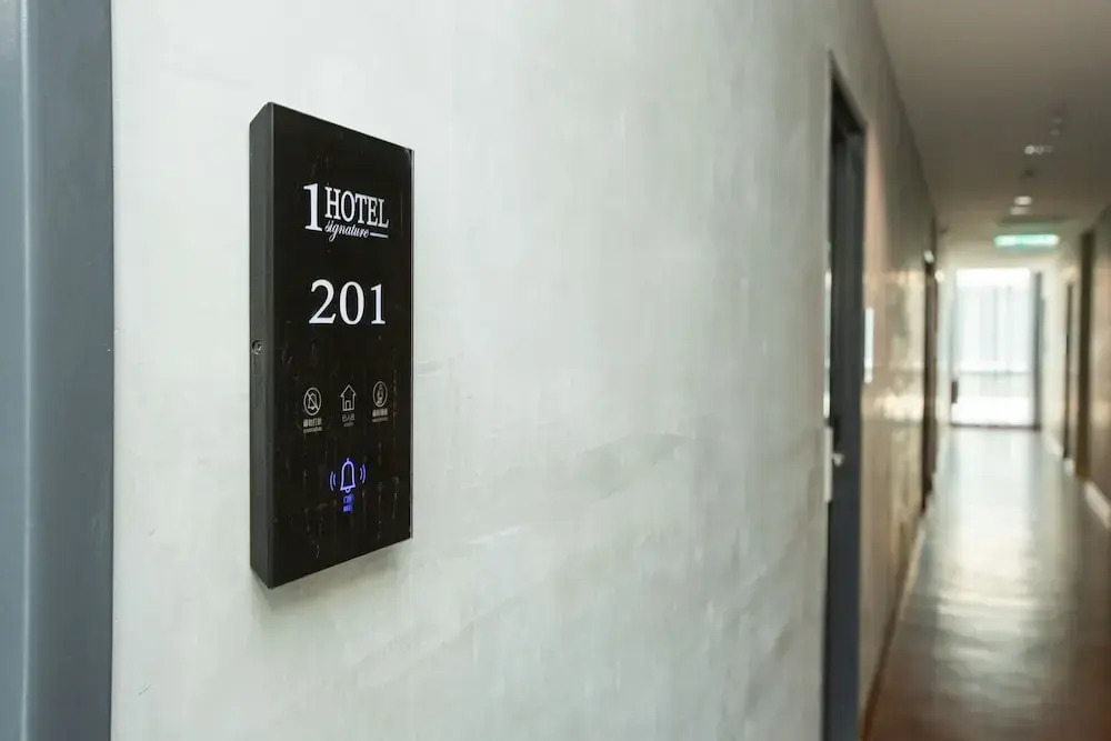 1 Hotel Signature