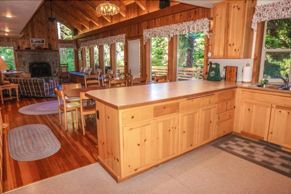 Eagles`s Eyrie 5 Bedrooms 2.5 Bathrooms Home