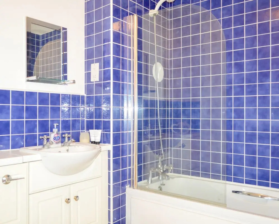 2 Bedroom Apartment Beside Water of Leith Walkway