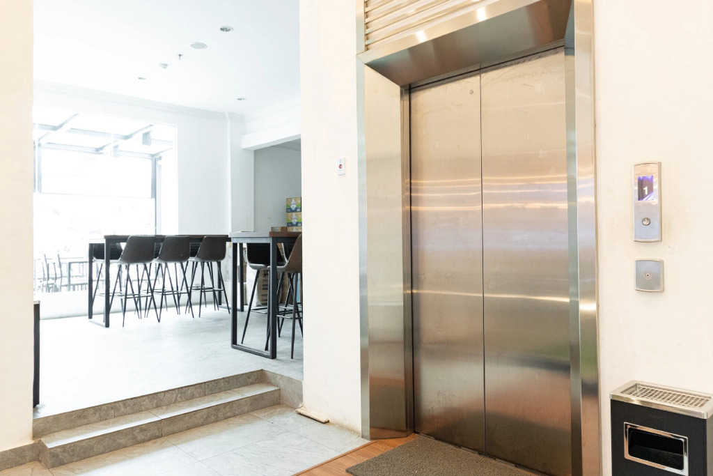 RedDoorz Premium near Centre Point Mall Medan
