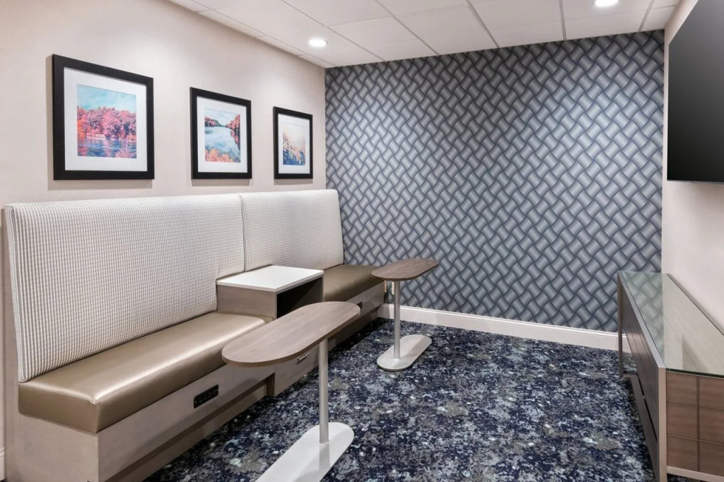 Hampton Inn Hartford Airport