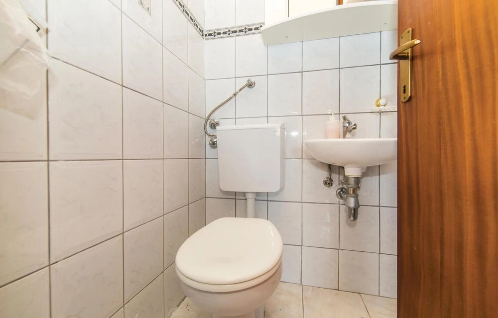 Stunning Home in Okrug Gornji With Wifi and 2 Bedrooms