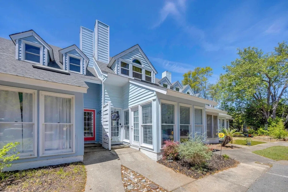 Walk to Eats & Drinks! Stylish Murrells Inlet Stay
