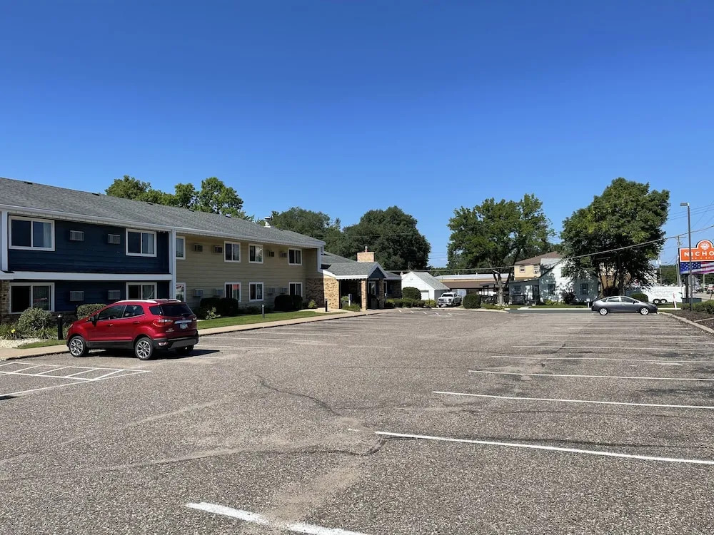 Nichols Inn & Suites