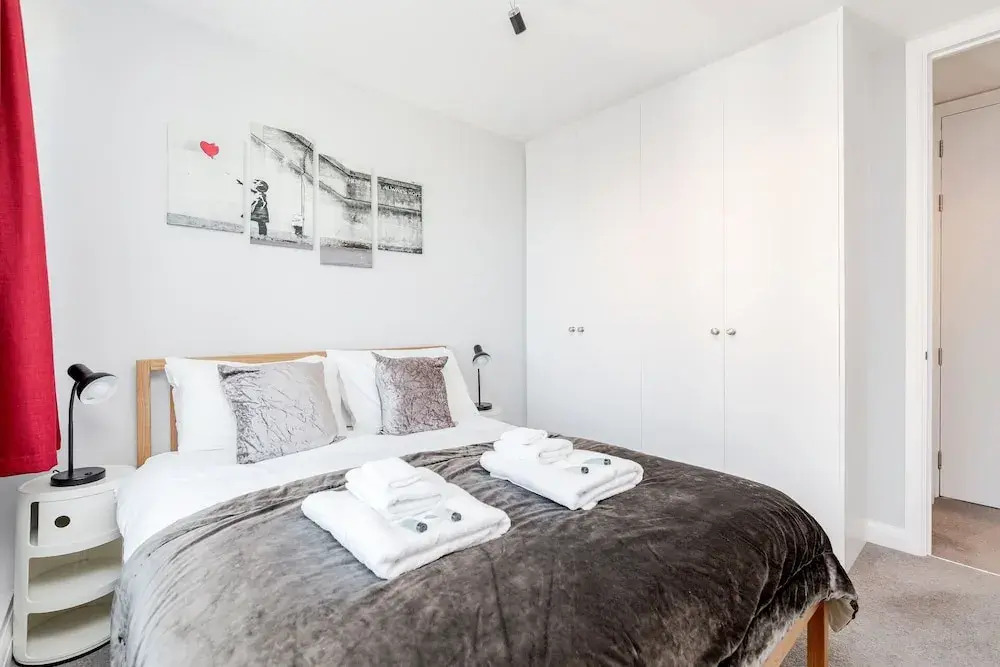 Stylish Riverview Apt with Roof Terrace