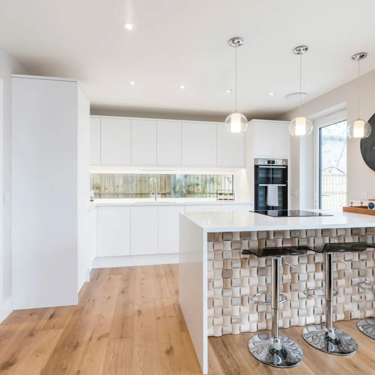 Stylish new Home With Parking - King Beds Garden