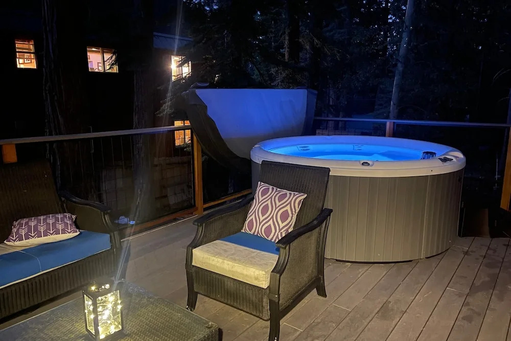 Sweet Pine Deck + Hot Tub, Cozy Modern Interior Close to Ski Resort!