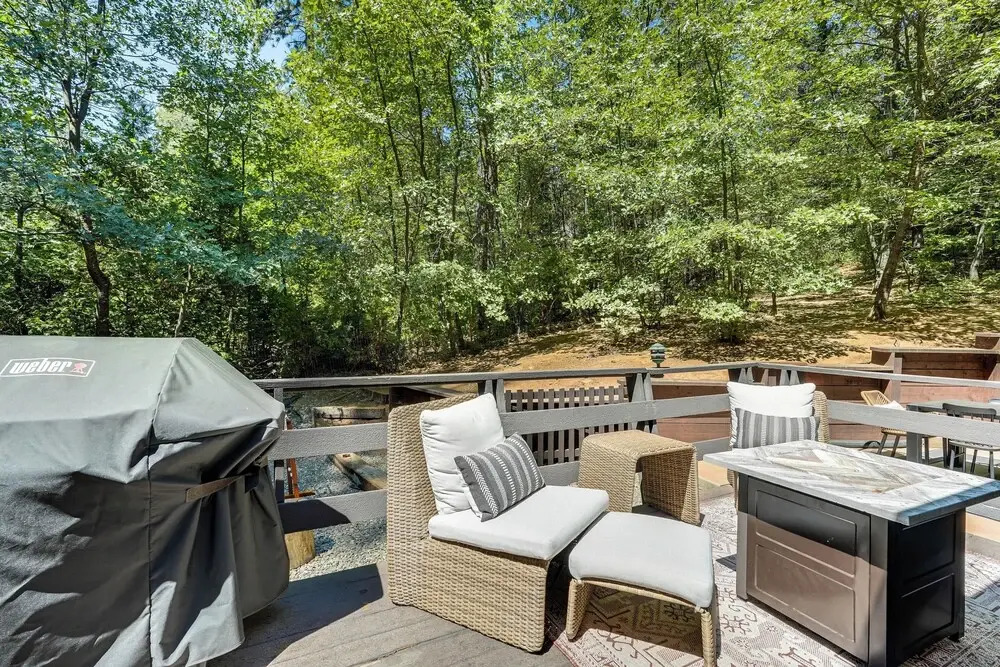 Arnold Family Cabin w/ Hot Tub, Arcade & Deck