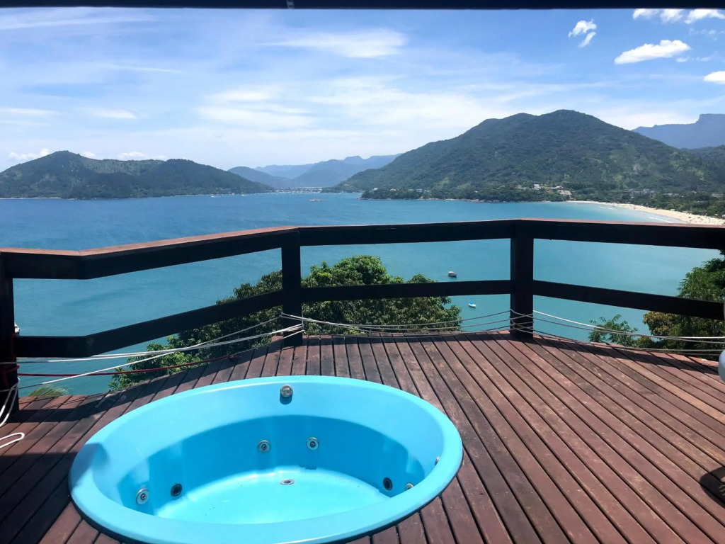 Mansão na costa com vista para o mar