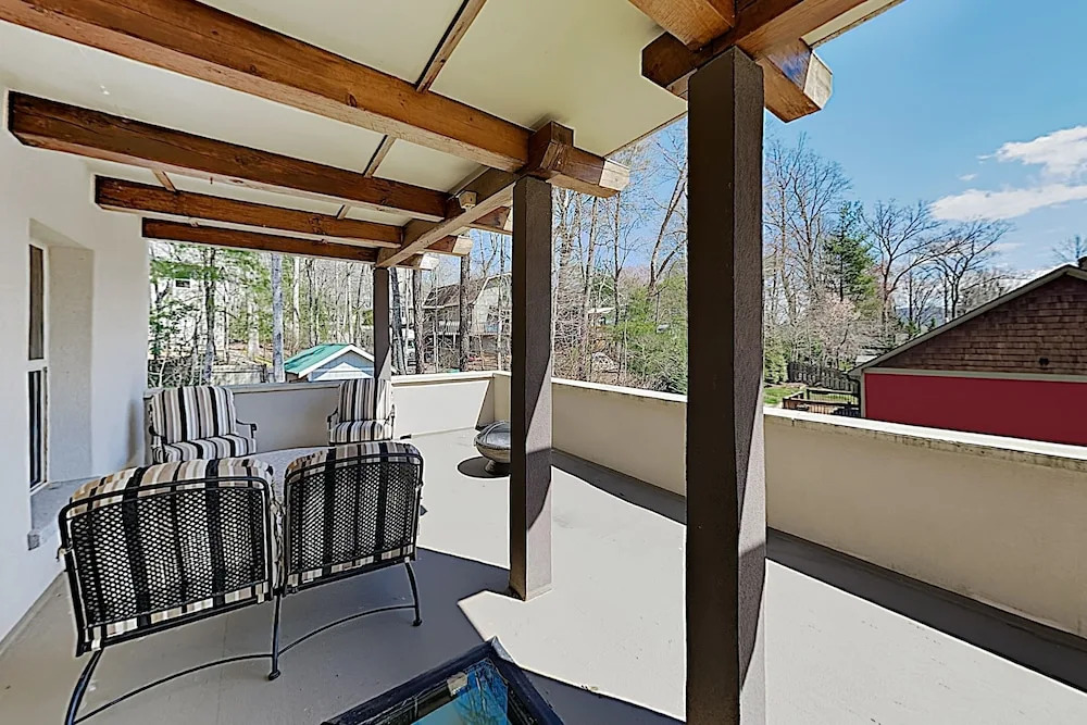 Custom Eco W/ Large Balcony, Walk Downtown 3 Bedroom Home