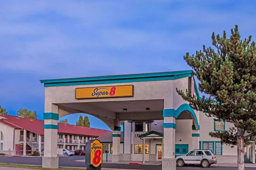 Super 8 Flagstaff I40 Ex 198 Lucky Lane