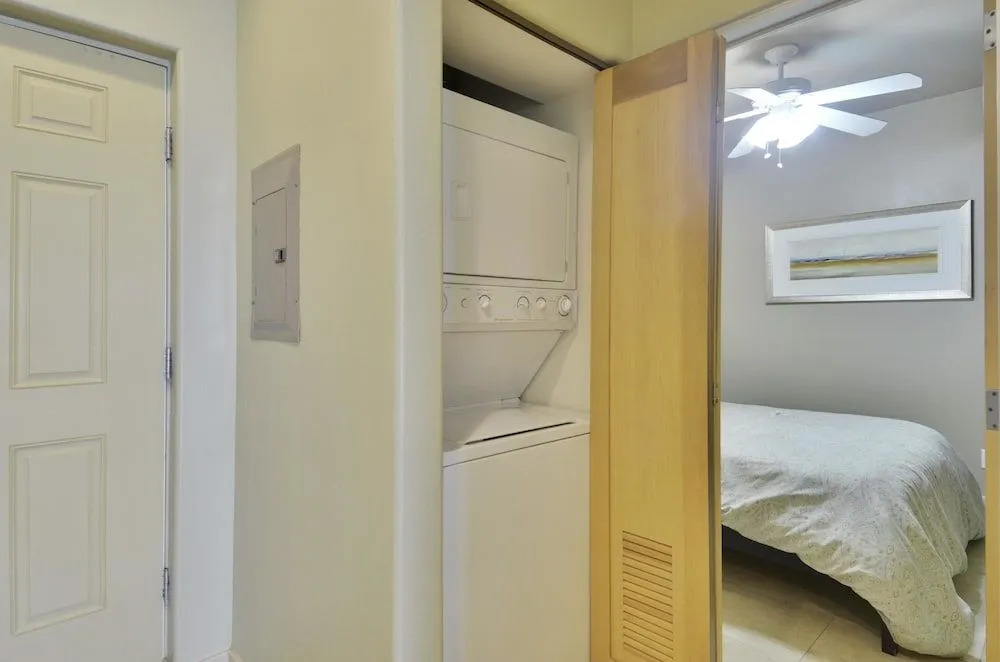 Seawall Condo with Birds Eye Views by RedAwning