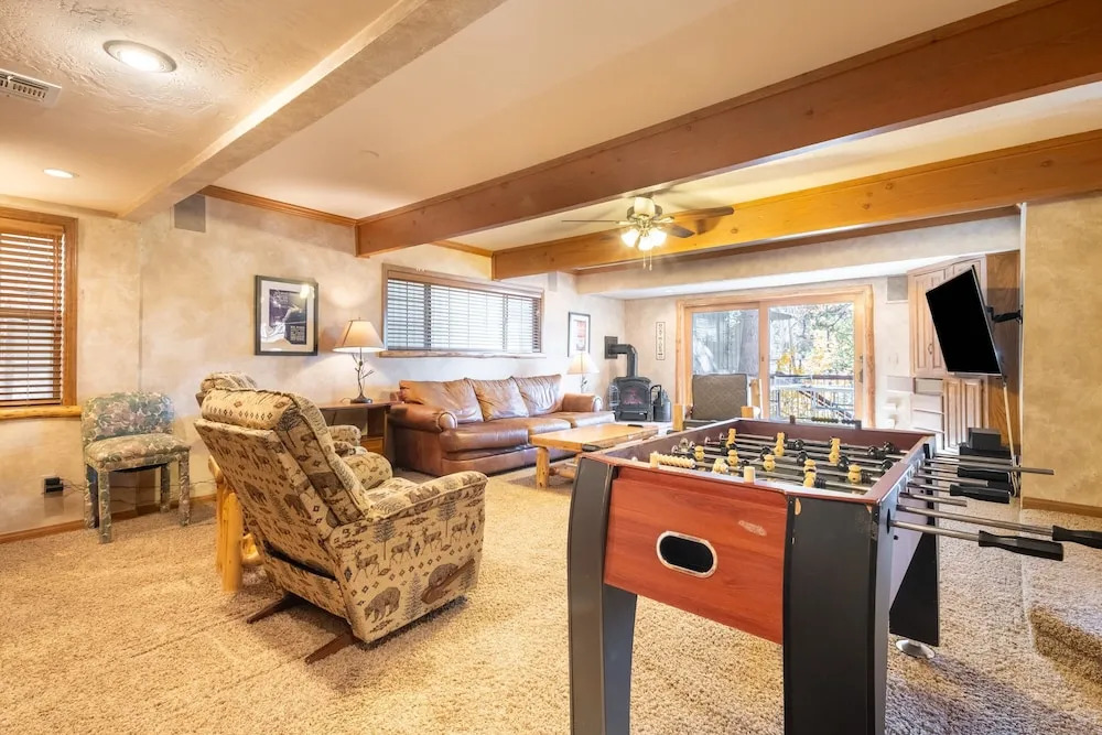 Water's Edge Estate by Avantstay Large Lakefront Cabin w/ Dock and Hot Tub