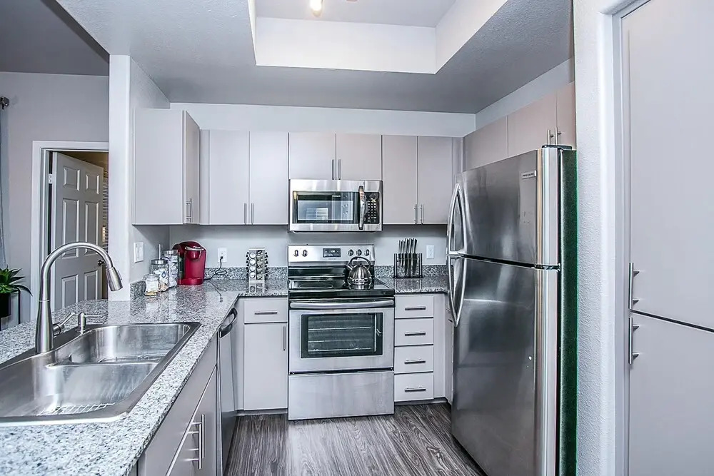 Executive King, Close to Shops, Dining, Golf w Parking 1064