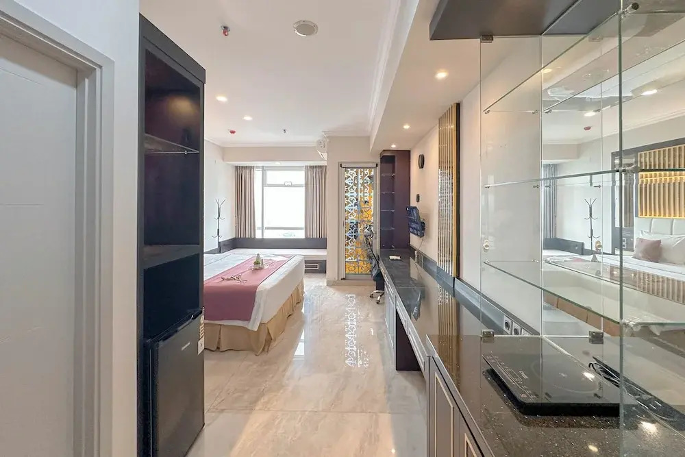 Lavish And Comfy Look Studio At Grand Sungkono Lagoon Apartment