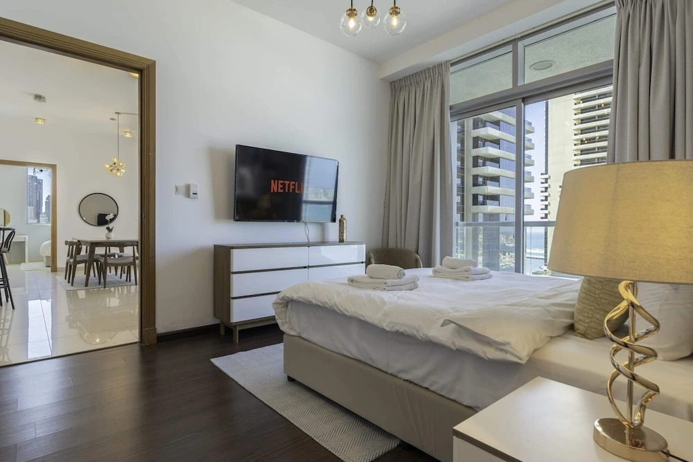 Sleek & Serene Apartment w/ Stunning Marina Views