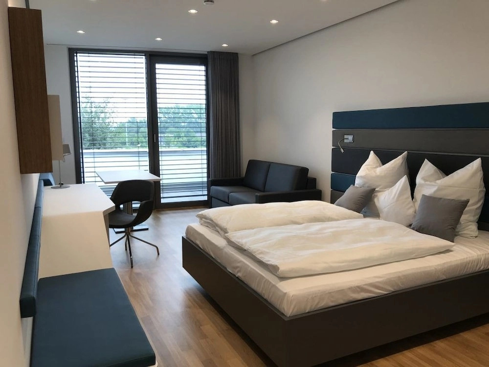 7 Hotel & Boardinghouse
