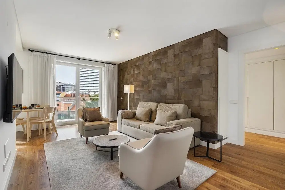 Urban Retreat: Downtown Luxury, Parking, Ac & Elevator