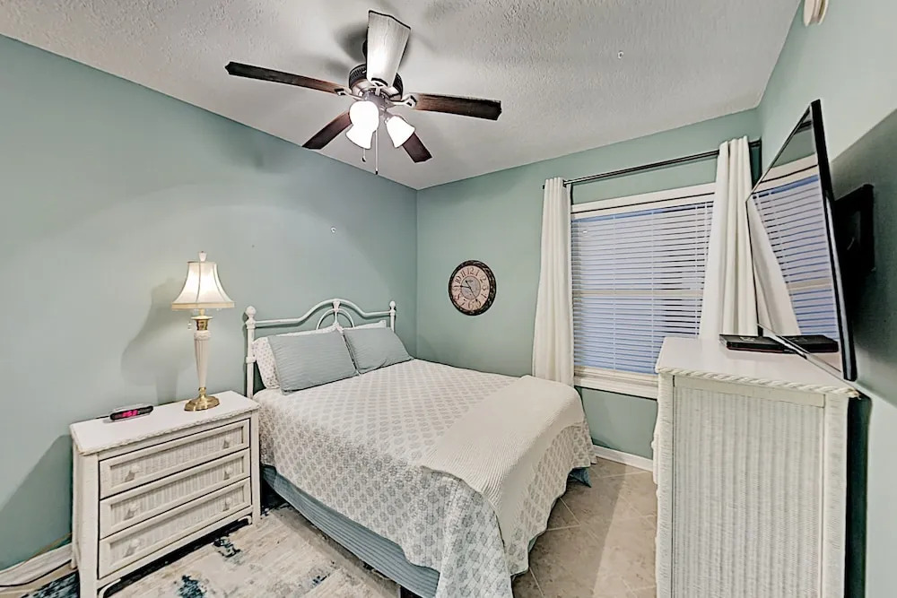 Stylish Bay-view Getaway W/ Pools, Hot Tub & Dock 3 Bedroom Condo