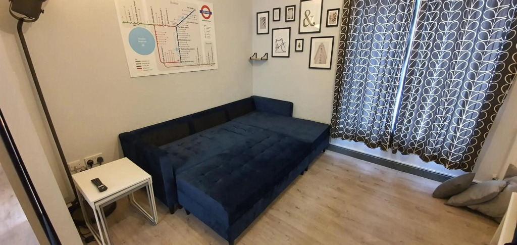 Cheddar Village Apartment