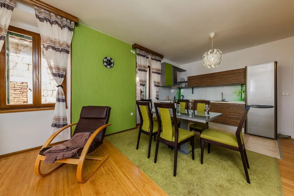 Seafront Spacious Apt, 120 m2 Size, in the Center