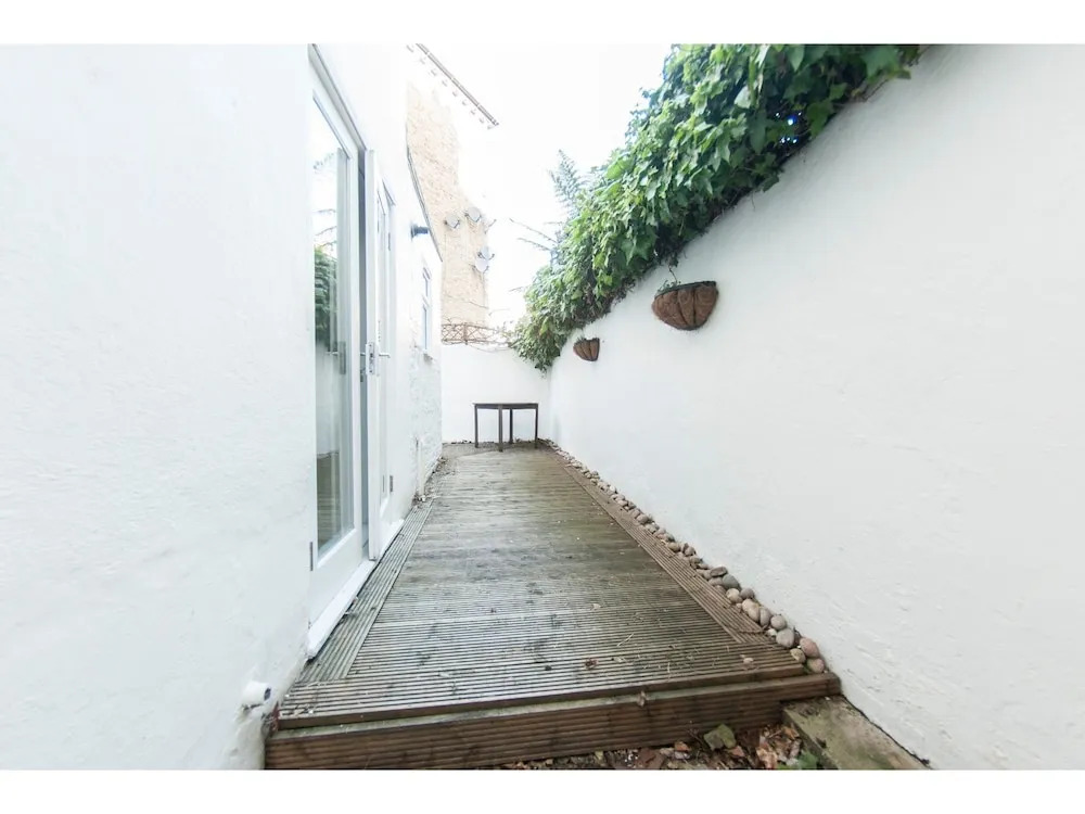 Tranquil 1BR Garden Flat for 2 in Trendy Battersea