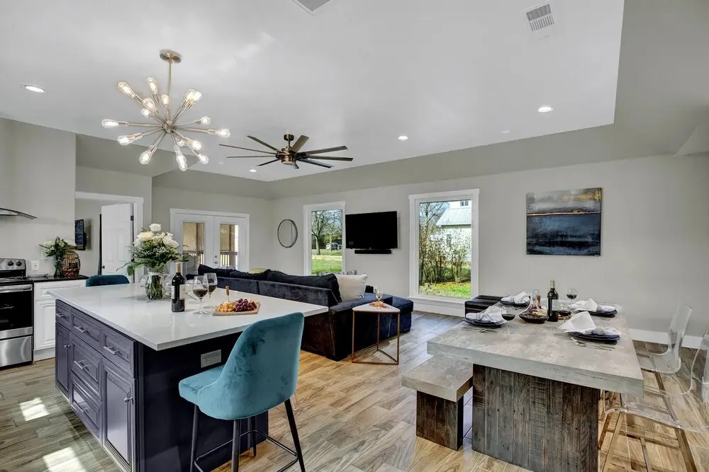 Luxury Home 1 Block To Main W/hot-tub