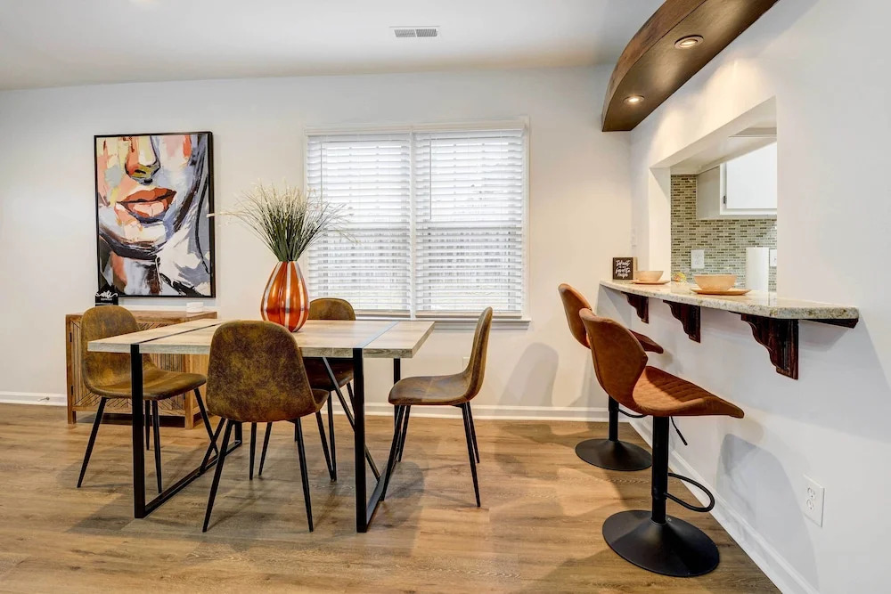 Contemporary Townhome ~ 7 Mi to Dtwn Raleigh