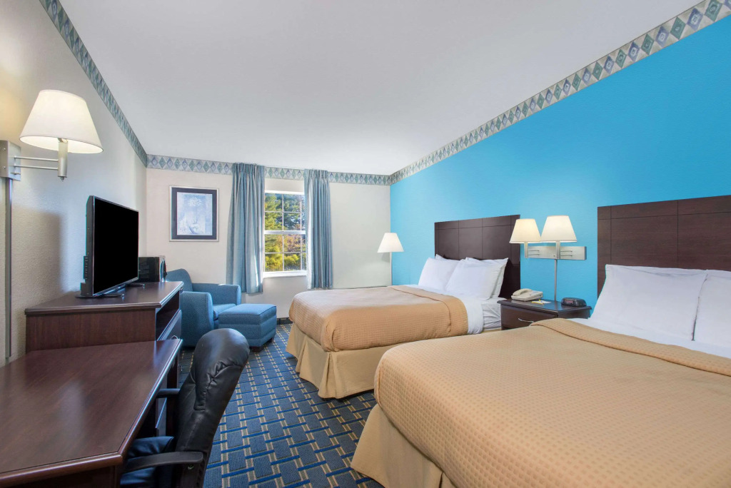 Days Inn by Wyndham Roanoke Hollins Near I-81